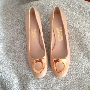 NEVER WORN Salvatore Ferragamo low heel pump size 7 1/2 2A